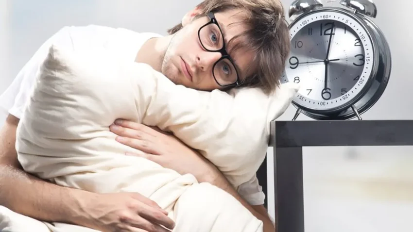 Uykusuzluk Ömrü Kısaltıyor: Araştırma, Yetersiz Uykunun Sigaradan Sonra En Güçlü Risk Faktörü Olduğunu Gösterdi