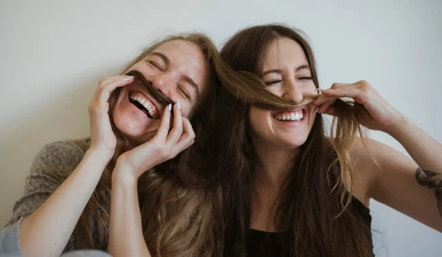 Bilim İnsanları Yakın Arkadaşların Beyinleri Arasında Bir Bağlantı Keşfetti